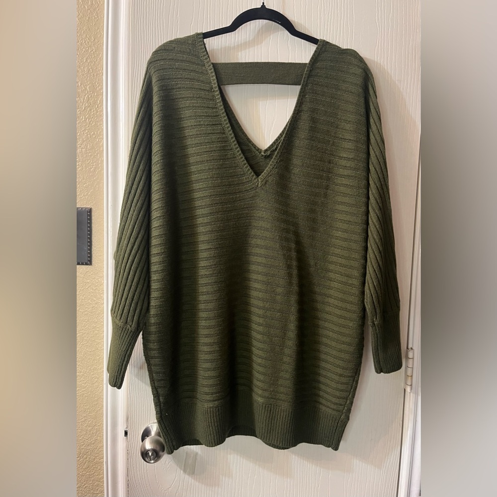 🛍️New York & Company Deep Green V-Neck Sweater - Picture 2 of 3